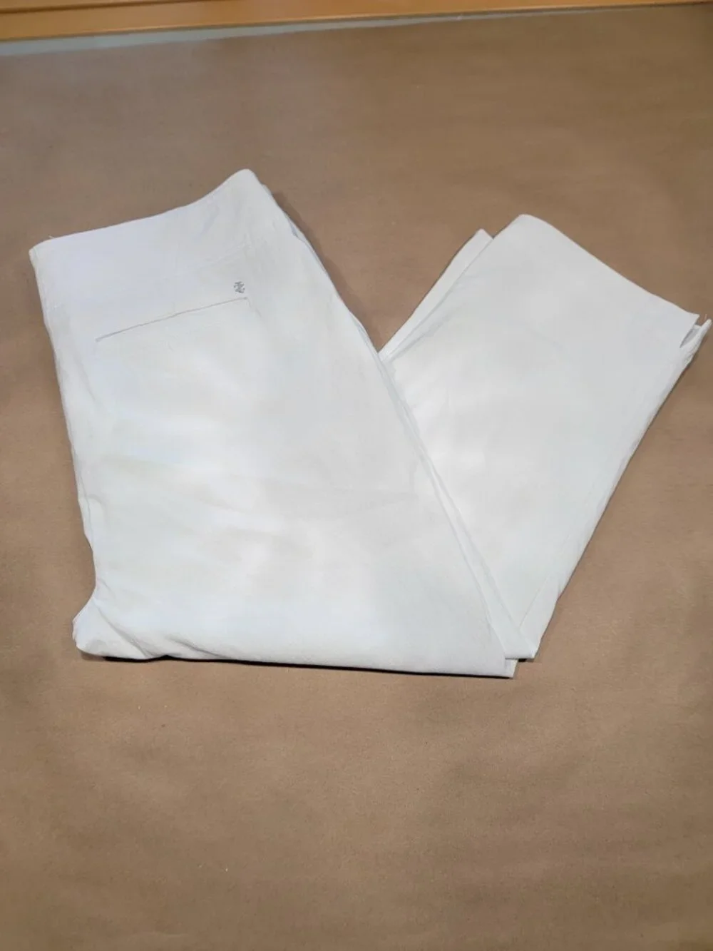 IZOD Golf Size 8 White Stretch Capri Pants